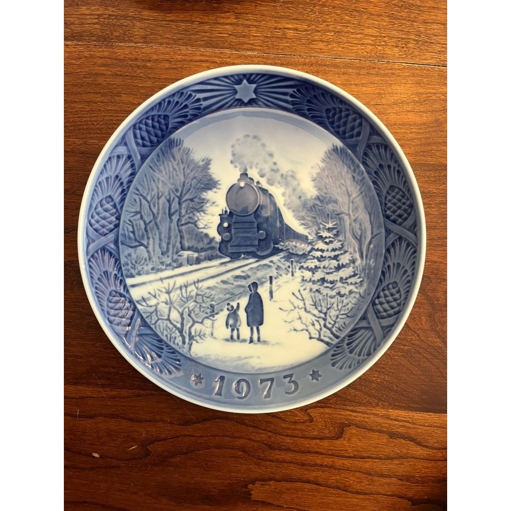 1973 Vintage Royal Copenhagen Christmas 7" Plate, "Going Home for Christmas"